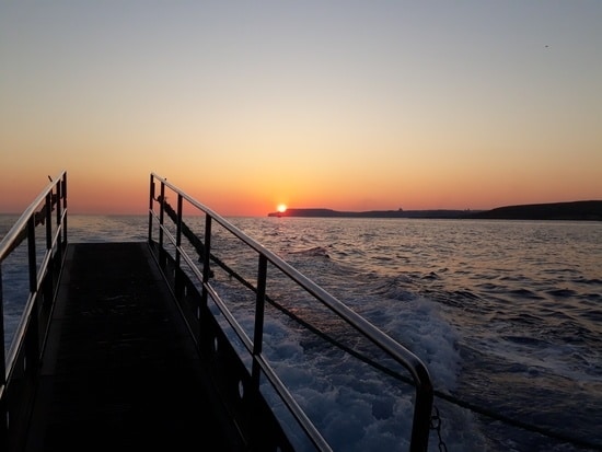 Crucero al atardecer en Comino